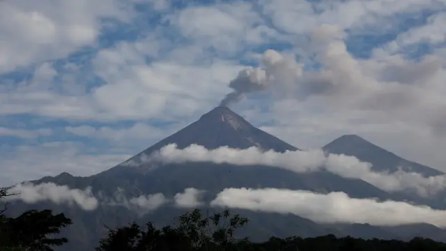 Una columna de ceniza se eleva por encima del volcán de Fuego de Guatemala.