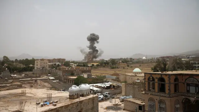 Vista de una columna de humo que se eleva sobre Saná.