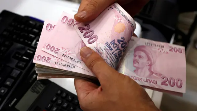 La moneda turca, la lira, se depreció ayer drásticamente.