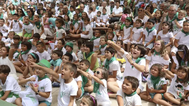 Los niños de Huesca ayudan a la marioneta a desbaratar los planes del ogro Dientes Largos.