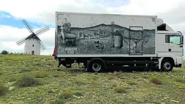 El camión decorado y al fondo el molino de viento de Ojos Negros, uno de los motivos del grafiti.
