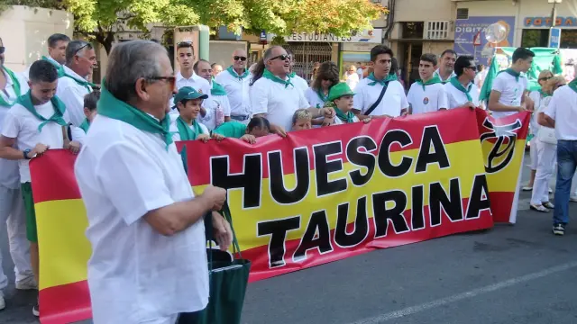 Asistentes a la concentración de la Peña Taurina Oscense a favor de la Tauromaquia en Huesca.