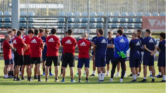 La plantilla de Real Zaragoza escucha al entrenador, Imanol Idiakez, antes de un entrenamiento.