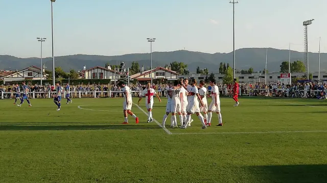 Los jugadores de la SD Huesca durante la celebración del segundo gol de Gallar.