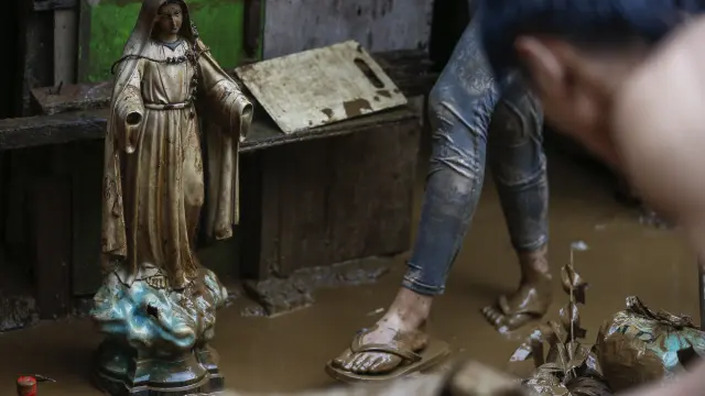 Una estatua de la Virgen María en el suelo embarrado de un piso afectado por las inundaciones en la provincia de Rizal, al este de Manila, en Filipinas.