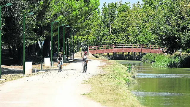 Un paseo en bici por la orilla del Canal, tras pasar por Torrero.