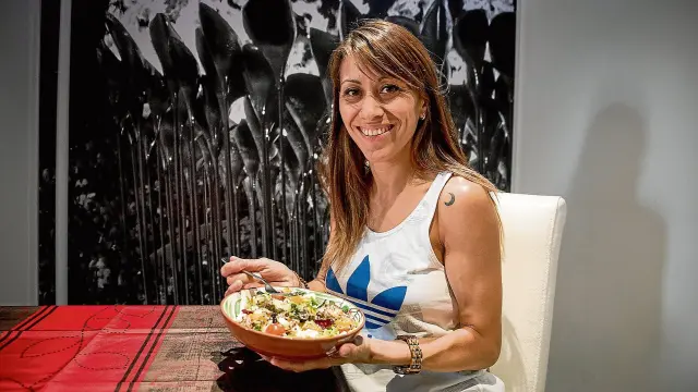 La atleta Isabel Macías cuida su alimentación por motivos deportivos, pero se confiesa aficionada al queso y dispuesta a salir para comer algún bocadillo.