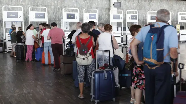 Varios pasajeros, este lunes en el aeropuerto de Zaragoza