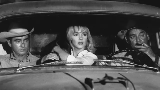 Imagen facilitada por Phaidon que muestra a Marilyn Monroe junto a Clark Gable y Montgomery Clift durante el rodaje de 'Vidas Rebeldes'.