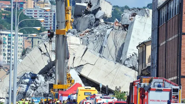 Miembros de rescate trabajan en las labores de rescate de las víctimas tras el derrumbe de un puente en Génova.