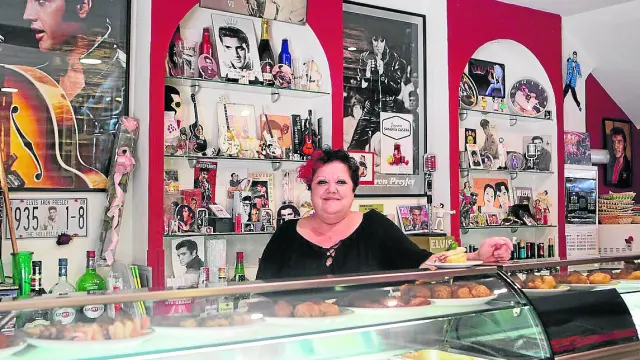 Rosa Miranda, propietaria de Casa Germán, bar repleto de 'memorabilia' de Elvis Presley.