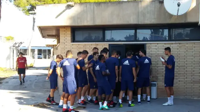 Los jugadores del Real Zaragoza, en la mañana de este miércoles, entran en la sala de vídeo de la Ciudad Deportiva antes del entrenamiento.