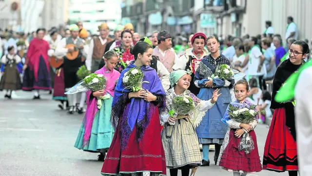 Más de 1.500 personas, la mayoría particulares, participaron ayer en la Ofrenda de Flores y Frutos a San Lorenzo.