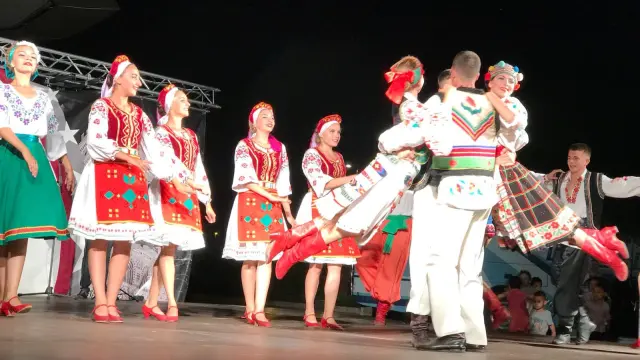 Los bailarines del grupo ucraniano Yunist Podillya, durante su actuación en la Glorieta de Teruel con Festifalk.