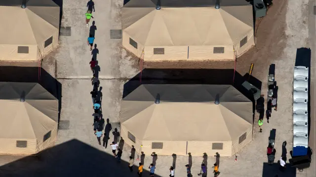 Vista aérea de los niños inmigrantes en un centro cercano a la frontera de México en Texas.
