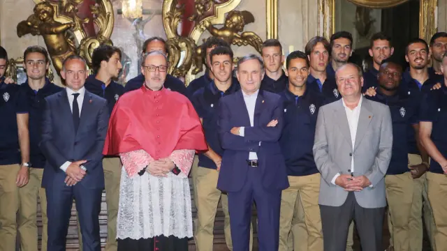 La plantilla, directivos y cuerpo técnico del Real Zaragoza han cumplido con la tradición en la basílica del Pilar