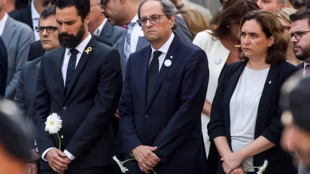 El presidente de la Generalitat, el presidente del Parlament y la alcaldesa de Barcelona, en la plaza Cataluña