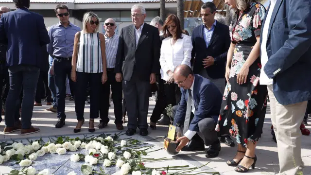 El presidente del Gobierno de Aragón, Javier Lambán, deposita unas flores en homenaje a las víctimas