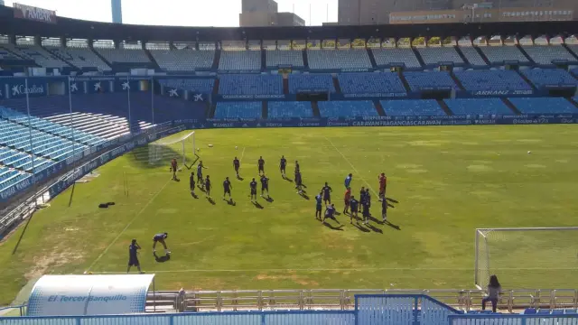 Imagen del entrenamiento del Real Zaragoza este sábado en La Romareda.