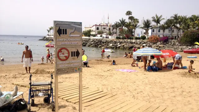 Cartel que indica la prohibición de fumar en la playa de Mogán, Gran Canaria