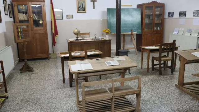 Recreación de la escuela de Nogueruelas durante la posguerra