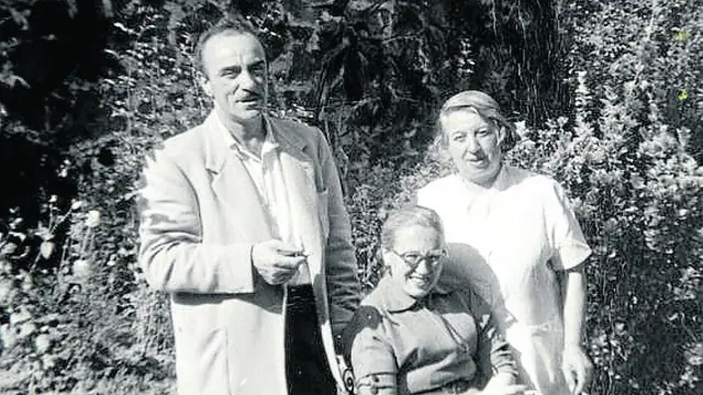 Concha Méndez, a la derecha y de blanco, con el autor aragonés José Ramón Arana y su esposa.