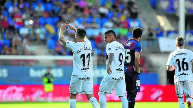 Álex Gallar celebra con un corazón uno de los dos goles que marcó ayer en Éibar.