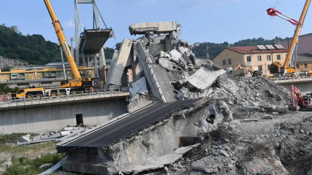 Vista general del puente Morandi tras el derrumbe en Génova (Italia).