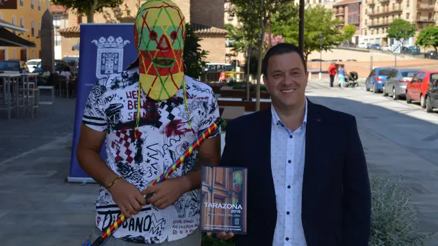 El concejal de Festejos,Julio Gracia, con el Cipotegato 2018, en la presentación de las fiestas