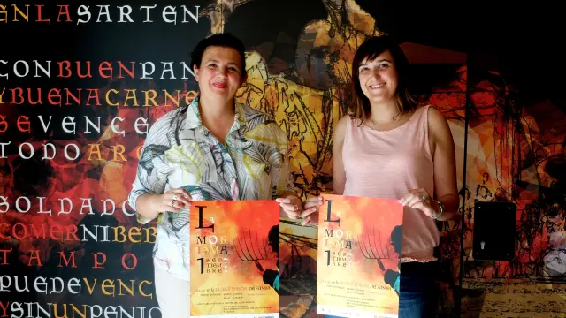 Isabel Bergua y Beatriz Salcedo, con el cartel de La Morisma