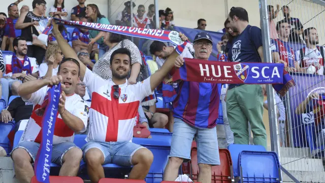 Un grupo de seguidores del Huesca, muy felices en el partido de Eibar de este domingo.