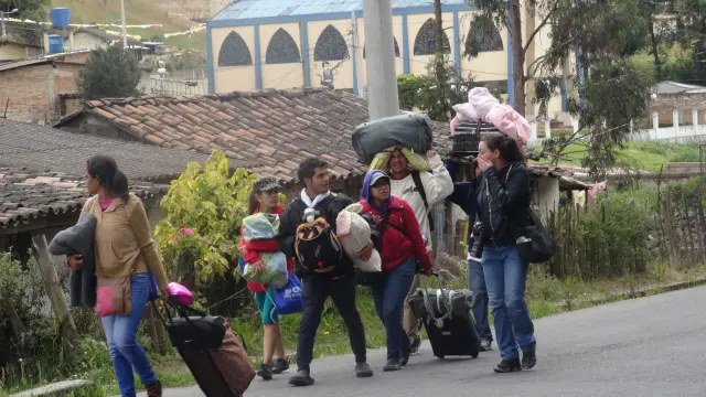 Inmigrantes venezolanos caminan con sus pertenencias a 10 km de Tulcán (Ecuador)