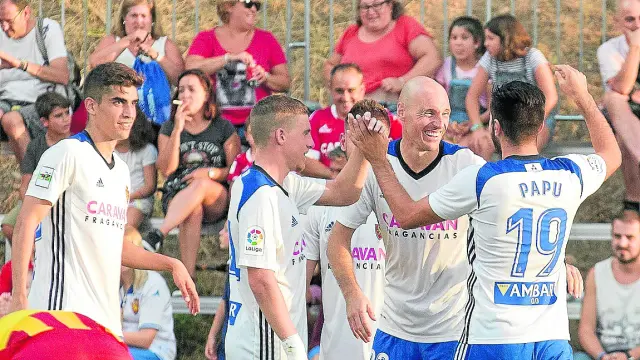 Los zaragocistas celebran el gol de Toquero en amistoso del año pasado en Morata.
