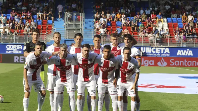 Imagen del primer once inicial del Huesca en Eibar, con las camisetas de la Cruz de San Jorge y la publicidad institucional.