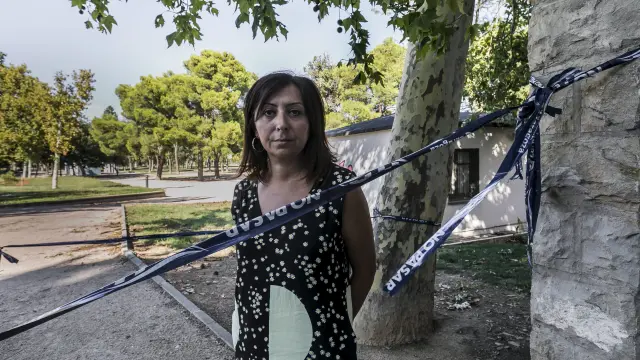 Lorena Fernández, en uno de los accesos cortados al parque