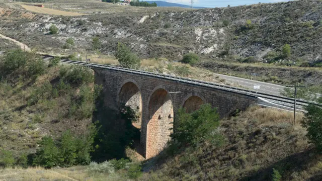 Puente de la línea Teruel-Sagunto recién reforzado por Adif.