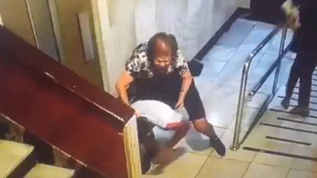 Una de las ancianas trató de inmovilizar al ladrón agarrándolo por la espalda.