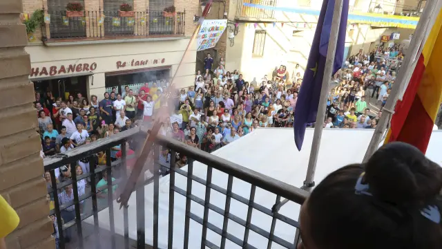 Lanzamiento del cohete anunciador ante la Plaza Mayor repelta de gente.