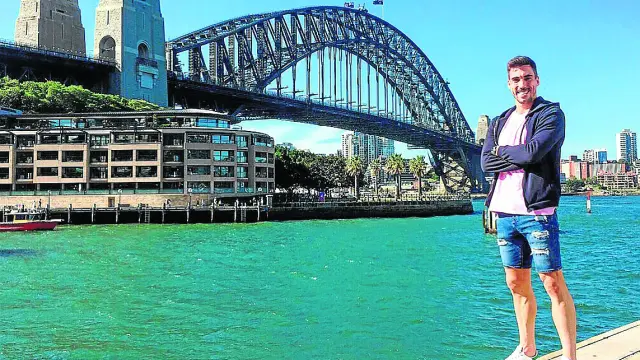 Álex Sánchez en el emblemático puente de la bahía de Sidney.