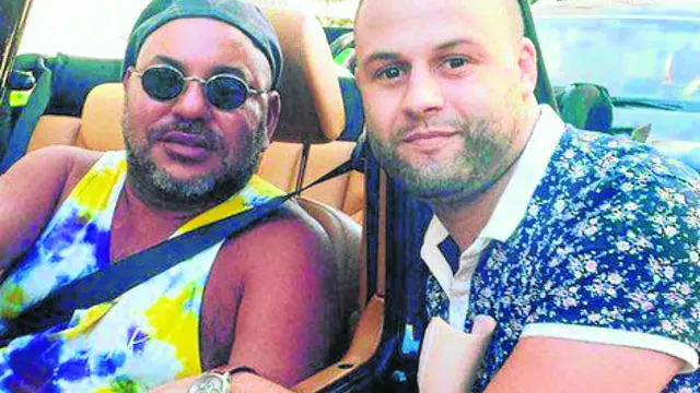 Mohamed VI se brinda a hacerse un selfi con un hombre que le reconoció en París.