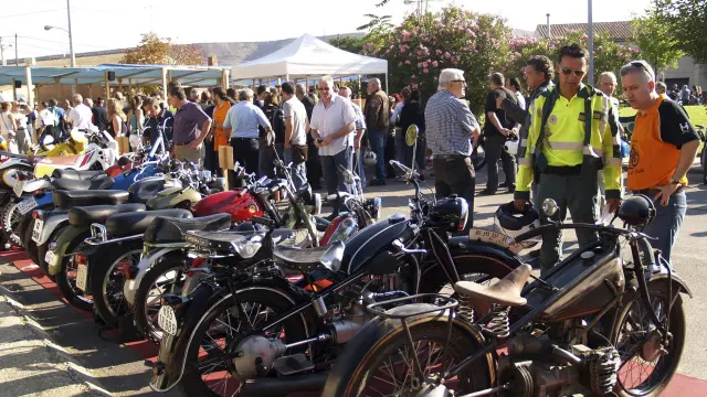 Concentración de motos antiguas en Alberuela del Tubo