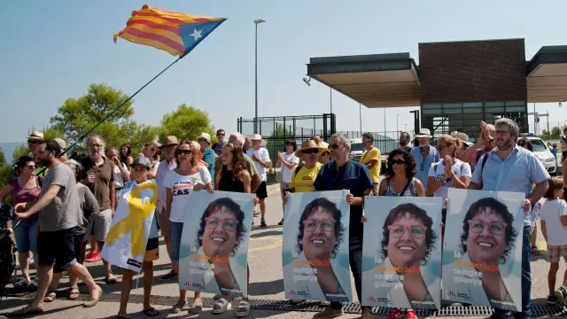 Concentración en apoyo a la exconsejera Dolores Bassa ante la prisión de Puig de les Basses.