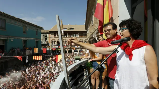 La pregonera María Pilar Comin Pueyo y el alcalde lanzando el cohete anunciador de las fiestas en honor de San Licer.