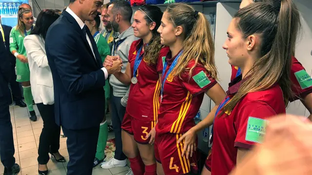 Pedro Sánchez reconforta a las chicas de la selección: "Habéis sido pioneras"