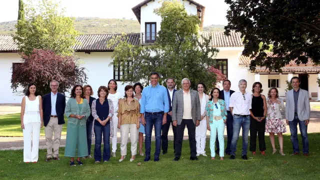 Pedro Sánchez junto a sus ministros.