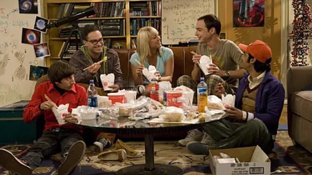 El elenco de 'The Big Bang Theory', con Penny (Kaley Cuoco) en el centro