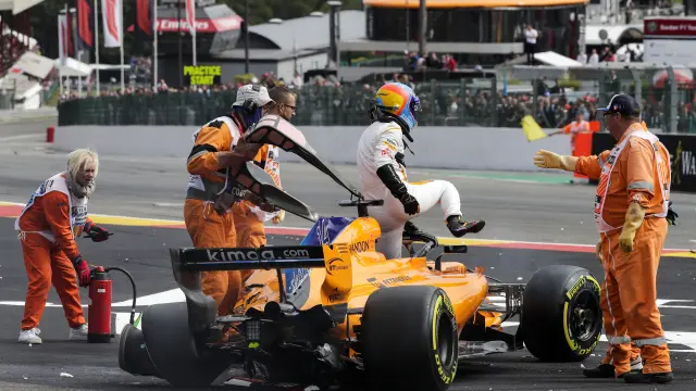Fernando Alonso saliendo del coche tras el accidente