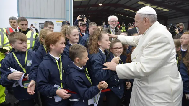 El Papa saluda a unos niños durante su visita a Irlanda.