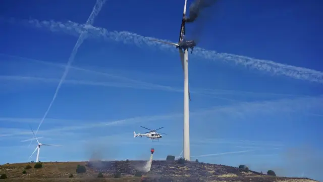 El aerogenerador incendiado en el parque eólico de Robres