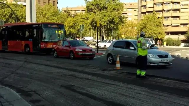 Atascos y tráfico lento en la plaza de Europa de Zaragoza